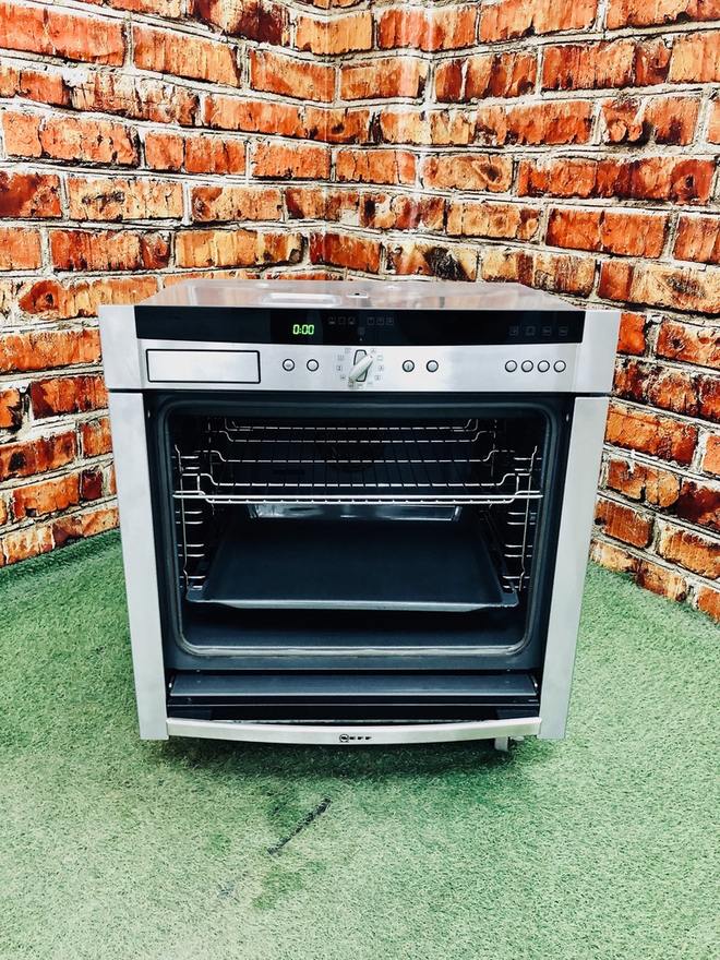 Einbaubackofen mit Rosten und Blech