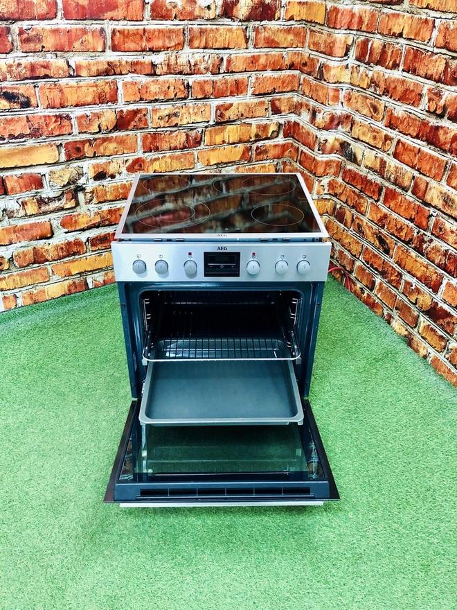 Herdset mit geöffneter Backofentür, Rost und Blech