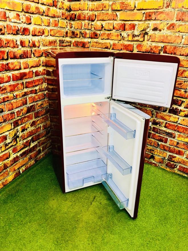 Retro-Kühlschrank mit geöffneten Türen