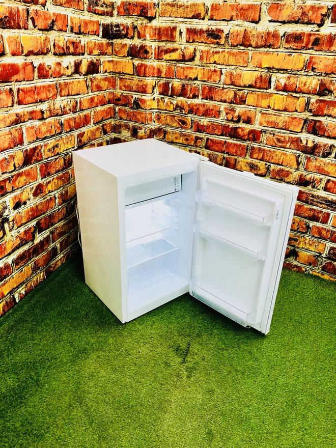 Kleiner Unterbau-Kühlschrank mit Gefrierfach