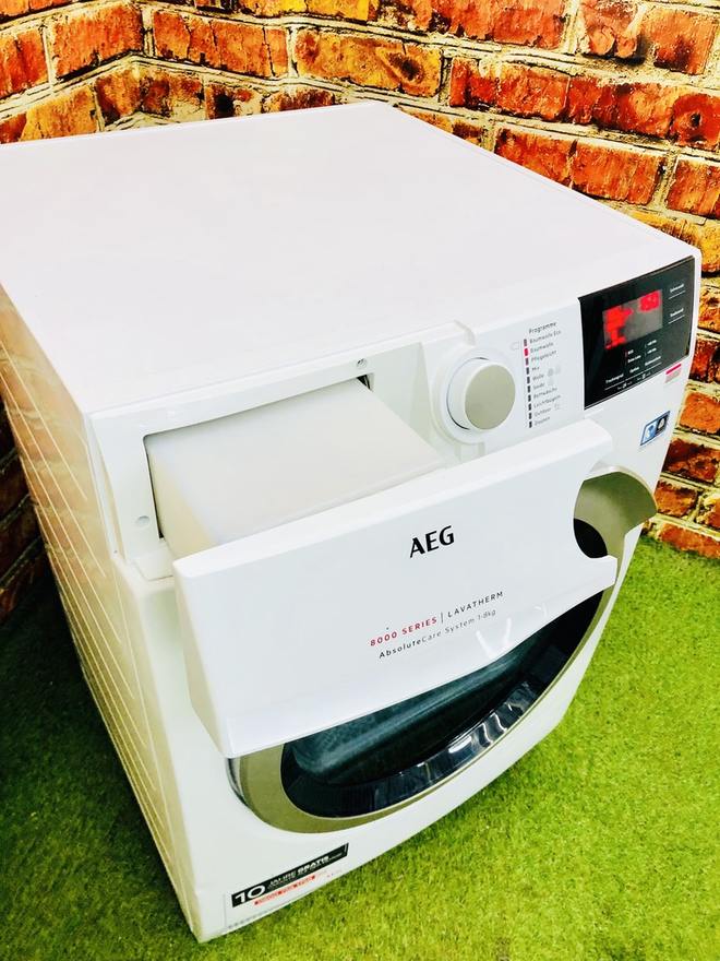 Herausgezogener Flusenfilter eines Wärmepumpentrockners