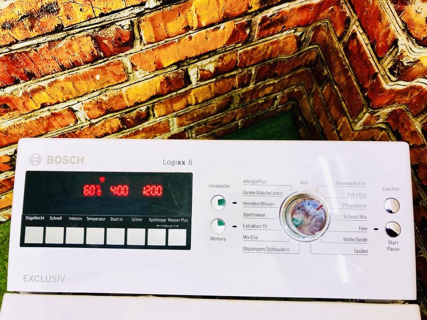 Bedienfeld einer gebrauchten Toplader-Waschmaschine